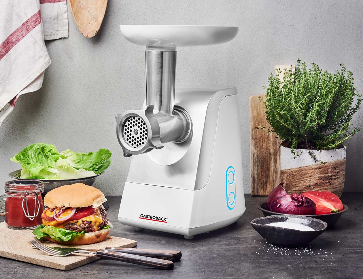Gastroback 61403 Design Mincer Plus – mincing in action