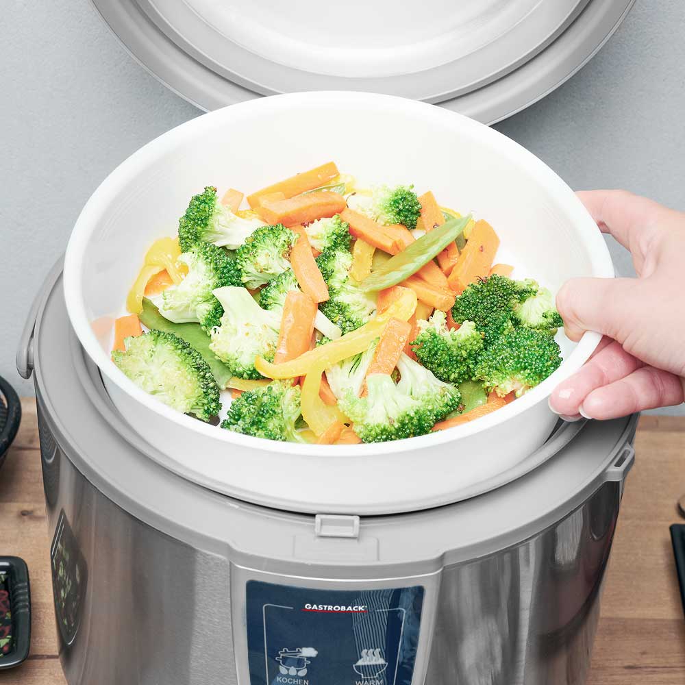 Gastroback 62518 Design Rice Cooker Pro – steamer basket with vegetables