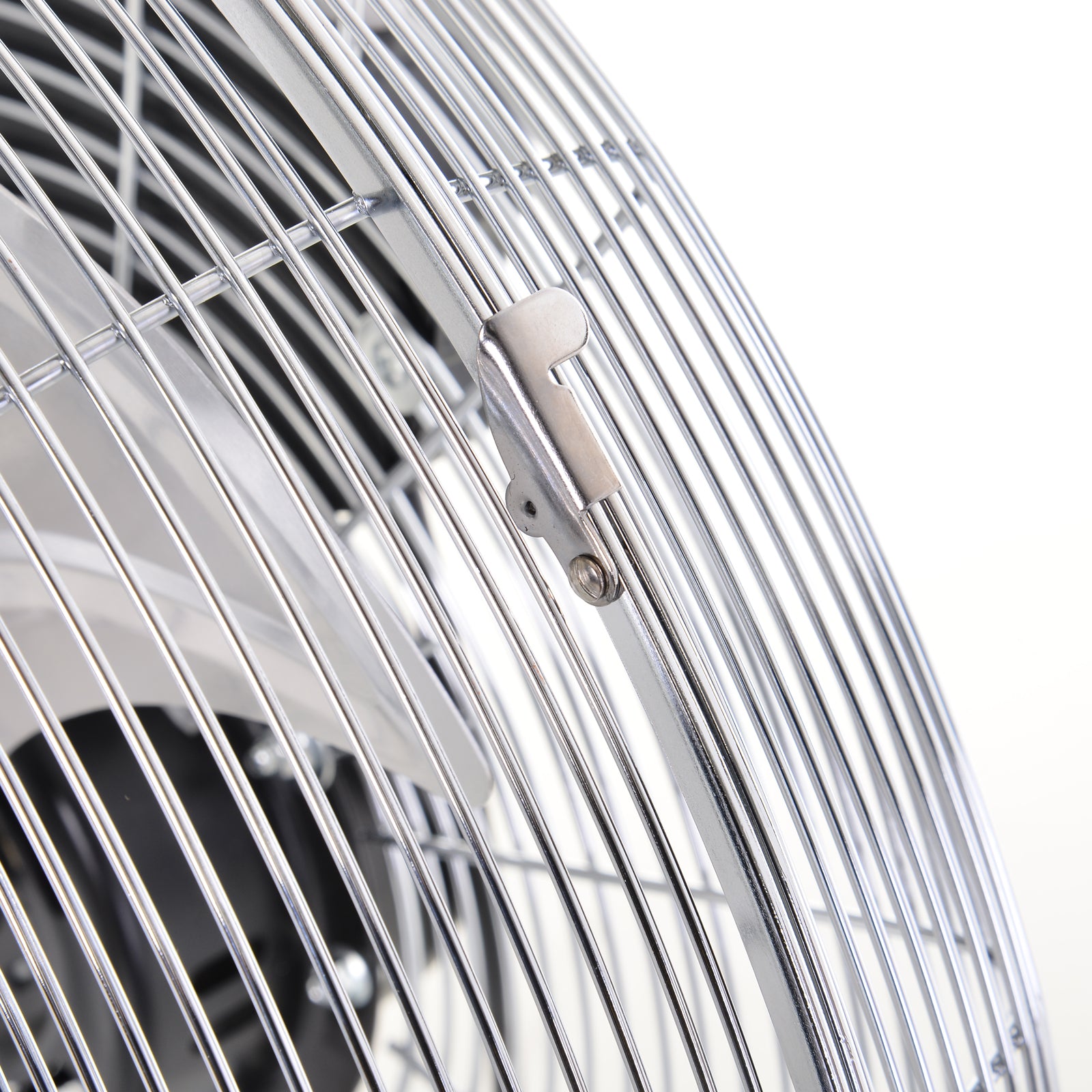 HOMCOM 18" Chrome Metal Floor Fan with Tilting, High Velocity, 3 Speed, Portable Gym Fan for Home Office, Silver
